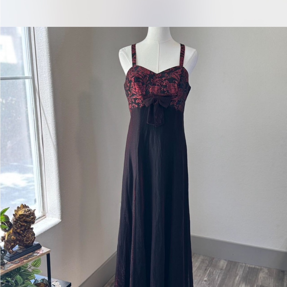 This 90s black and red metallic shimmer sleeveless maxi gown. Size L